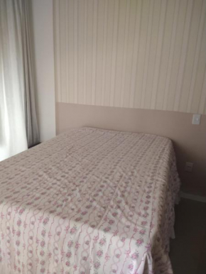 Suíte 1 com cama de casal,em apartamento compartilhado ar condicionado, tv, e Wi-fi -frigobar